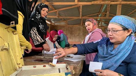 Philippines: Muslims vote in referendum on autonomous region.